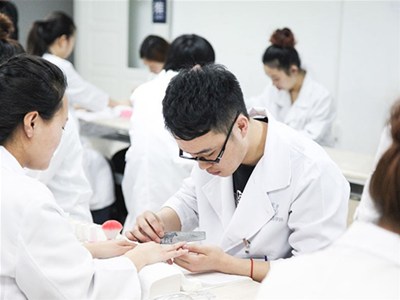 男生学美甲有前途吗